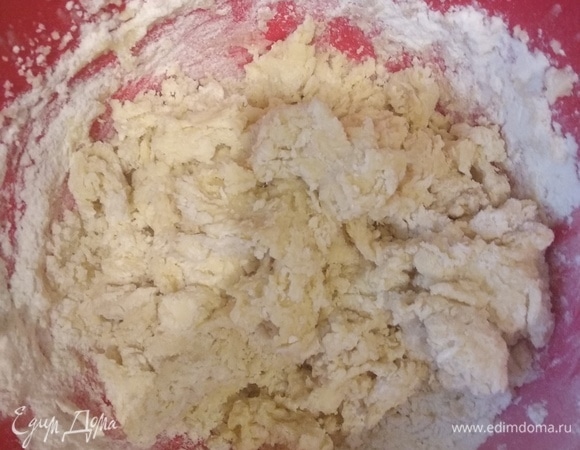 Замешиваем в глубокой посуде сливочное масло с сахаром и ванильным сахаром около 3 минут, добавляем яйцо и взбиваем около минуты, далее — молоко. На все около 5 минут.