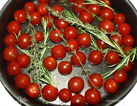 Помидоры черри перекладываем в форму для запекания. Сверху выкладываем веточки свежего тимьяна и розмарин.