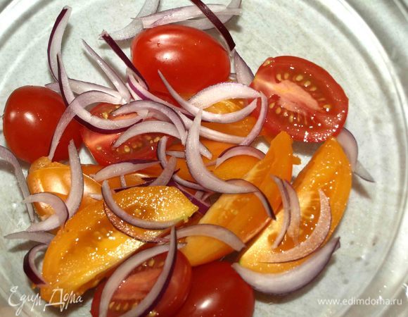 Помидоры промыть, удалить плодоножки и разрезать на 4–6 частей (зависит от размера томатов).