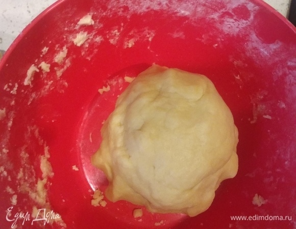 Далее берем мерный стакан или любую емкость, высыпаем туда муку, разрыхлитель и соль, перемешиваем, добавляем в нашу смесь и работаем миксером до вязкой консистенции, скатываем в форму овала, отделяем 1/3 от верха и убираем в холодильник.