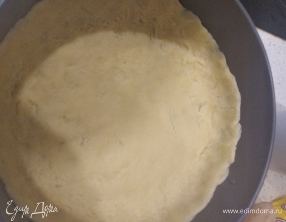 Смазываем дно формы растительным маслом, тесто выкладываем в форму. Предварительно я ничего не раскатывал, а непосредственно руками делал уже форму в форме. Стенки около 3,5 см, и можно сделать форму стенок кончиком ложки или другим способом, который придумаете.