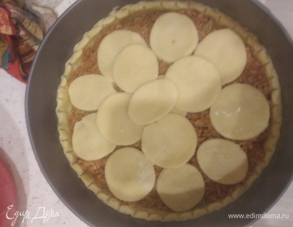 Берем наше тесто, которое мы убрали в холодильник, раскатываем и делаем любые (в данном случае кружочки) формы из теста, чтобы закрыть верх. Для кружков использовал стакан.