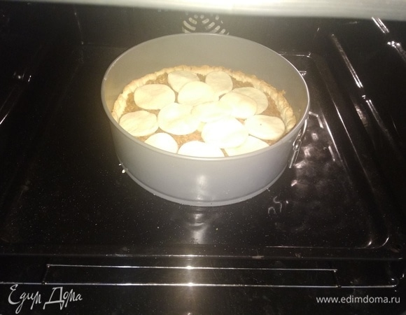 Ставим в духовку, разогретую до 180°C, на 45 минут. После выключаем духовку и оставляем наш пирог еще на минут 10 настояться, далее вытаскиваем и выкладываем его в форме на решетку минут на20.