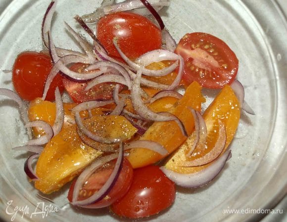 Красный лук режем тонкими перьями. Добавляем соль, черный перец, оливковое масло, лимонный сок.