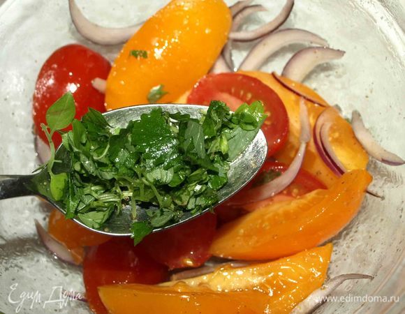 Добавляем к салату. Перемешиваем.