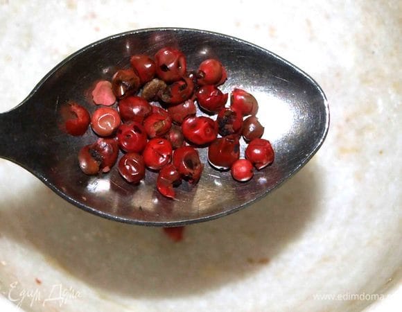 Розовый перец горошком измельчить в ступке.