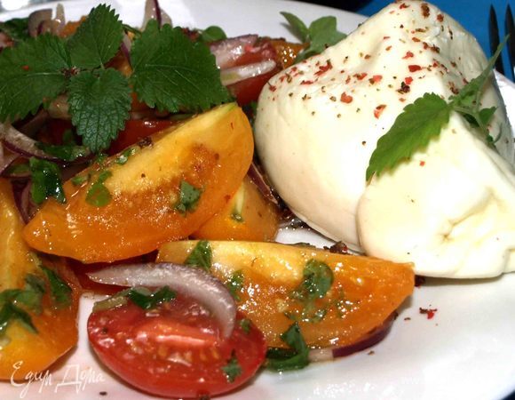 Выкладываем салат на тарелку. К салату выкладываем буррату, посыпаем измельченным розовым перцем салат и сыр. Украшаем листиками мелиссы и базилика. Подаем.