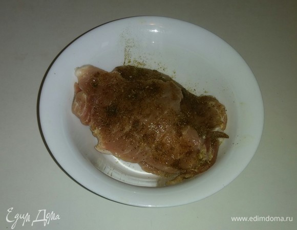 Кусочки мяса (у меня они заранее порезаны) посыпаем с двух сторон приправой и солью. Затем кладем мясо в глубокую тарелку, закрываем ее пищевой пленкой и ставим мариноваться в холодильник на 1 час.