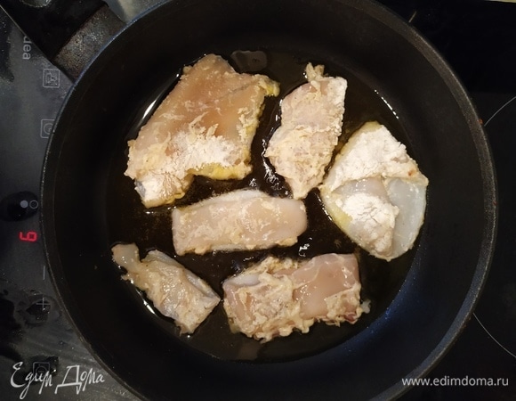 Выкладываем в кипящее масло (лучше во фритюр, у кого есть).