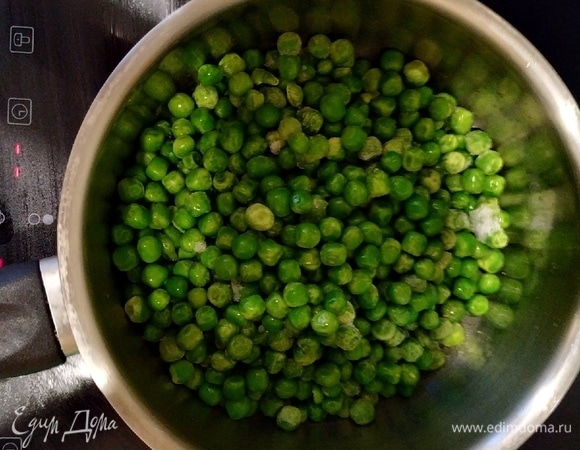 Далее берем сотейник и топим масло (15 г), добавляем горошек (100 г в моем случае).