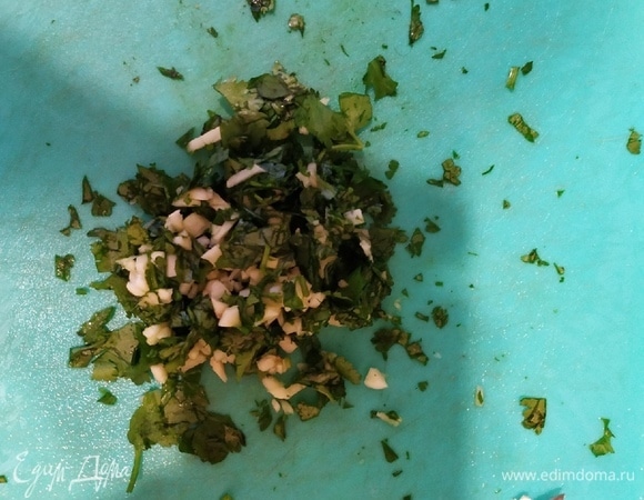 Пока готовится горошек, режем чеснок и кинзу для соуса, добавляем масло.