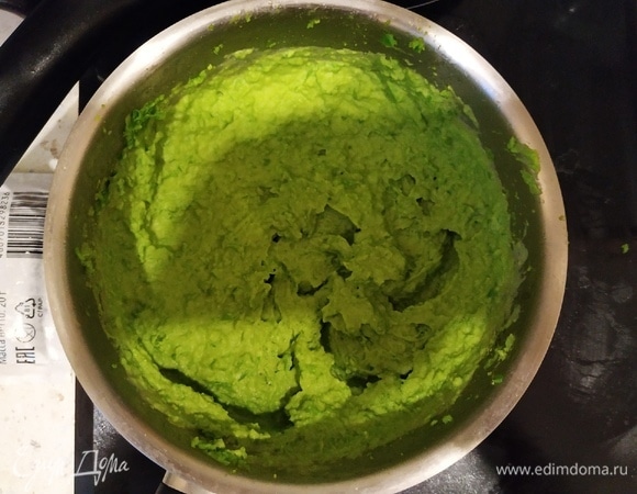 Блендером делаем пюре из гороха, добавляем немного соли и в получившееся пюре льем сливки и перемешиваем.