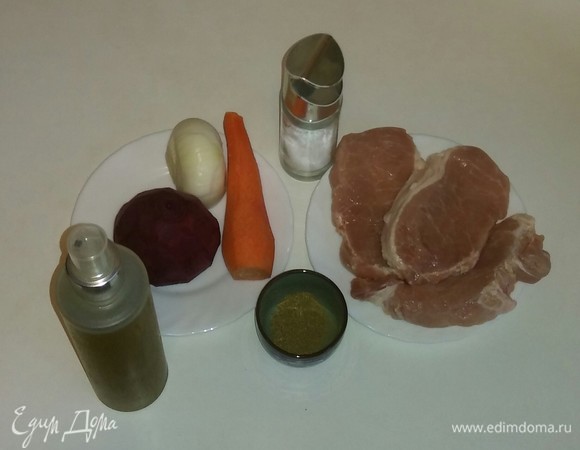 Вот все необходимые ингредиенты для приготовления этого блюда. В их перечне указана приправа для мяса, вы можете использовать любую приправу, которая вам нравится. Для этого блюда свекла, морковь и лук используются в сыром виде. Чистим овощи и приступаем к приготовлению.