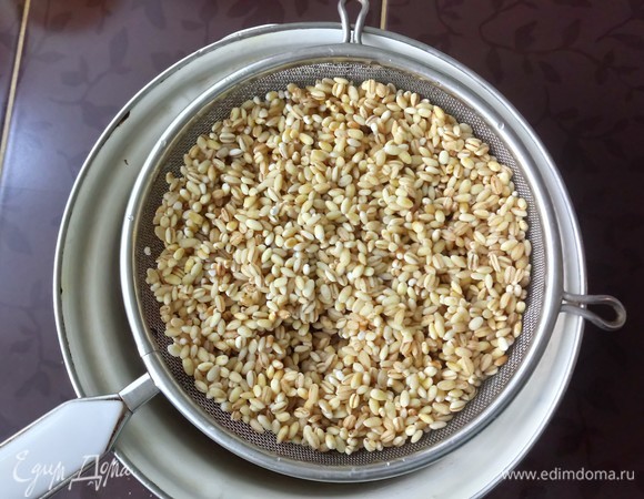 Перловую крупу промойте (до прозрачной воды), поместите в кастрюлю, добавьте 3 стакана холодной воды (некоторые разновидности перловой крупы долго развариваются, тогда крупу надо замочить на 40–50 минут перед варкой). Доведите перловку до кипения, посолите по вкусу, варите под крышкой на медленном нагреве 50 минут. Выключите нагрев, не открывая крышку, дайте крупе настояться минут 20–30.