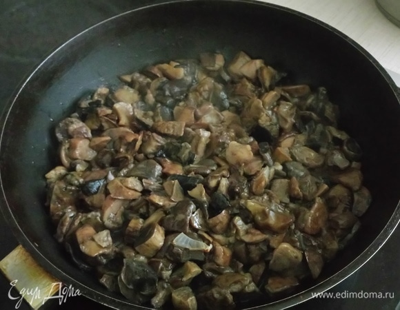 Вешенки (либо заранее отваренные благородные грибы: белые, подосиновики, подберезовики) почистите, промойте в прохладной воде (грибы очень быстро впитывают влагу), срежьте плодоножки, крупно нарежьте, выложите в сковороду, где жарился лук, посолите. На большом нагреве выпарите сок, добавьте немного масла + 1 ст. л. сухого майорана, обжарьте до золотистой корочки. Готовые грибы отложите в миску к луку.