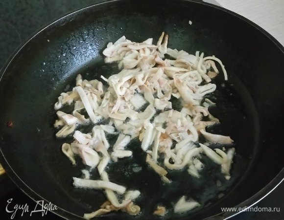 Кальмары ТМ «Капитан Вкусов» выньте из банки, выложите на бумажное полотенце, дайте подсохнуть. Нарежьте соломкой и быстро обжарьте на раскаленной сковороде с небольшим количеством масла (после грибов помойте сковороду) минуты 2–3. Добавьте готовые кальмары к грибам и луку.