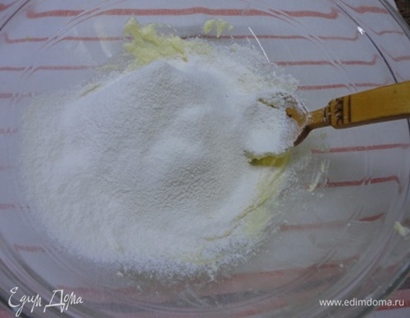 Соедините муку с солью и просейте к маслу. Замесите тесто.