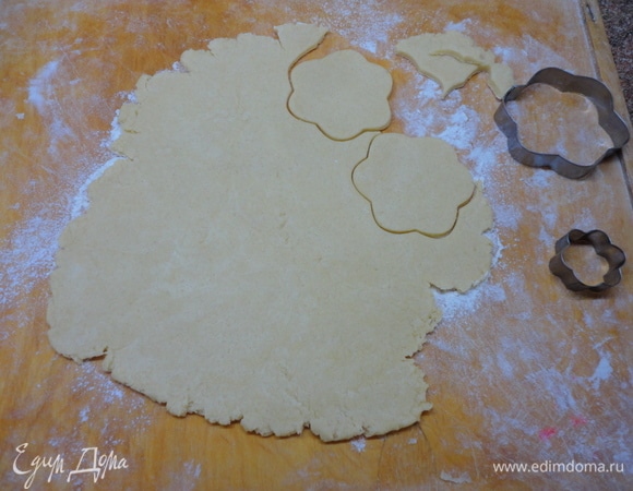 Из дополнительного количества муки посыпьте поверхность разделочной доски и частями раскатывайте тесто толщиной 5–6 мм. Вырежьте четное количество кругов.