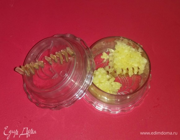 Измельчаем зубчики чеснока.