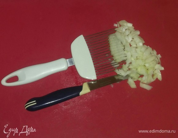 Репчатый лук режем мелкими кубиками.