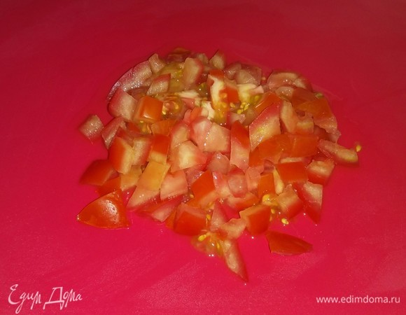 Режем помидор мелкими кубиками.