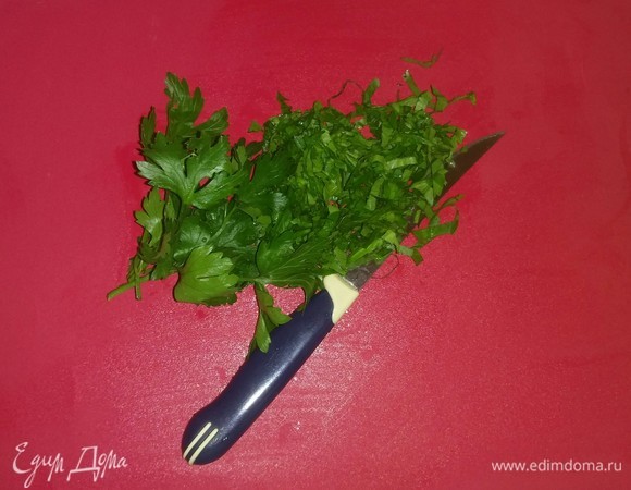 Мелко режем зелень петрушки.