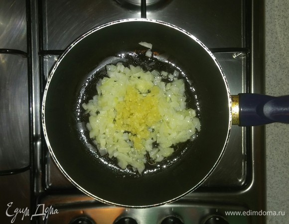 Измельченный чеснок выкладываем в сковороду к обжаренному луку. Перемешиваем и обжариваем лук с чесноком еще 1 минуту.