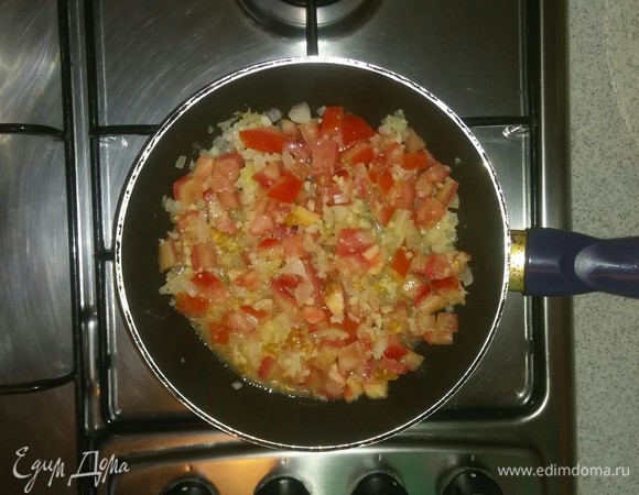 Нарезанный помидор добавляем к луку и чесноку и обжариваем все еще минут 5.
