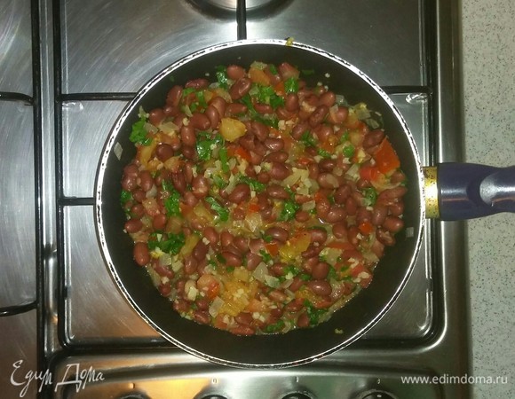 Затем добавляем к овощам с фасолью нарезанную зелень петрушки. Еще раз все перемешиваем. Закрываем крышкой, выключаем плиту и даем настояться около 3 минут. Приятного аппетита!