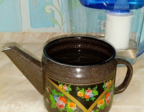 Заливаем небольшой чайник водой и ставим на медленный огонь. Для чего нужен кипяток, потом будет видно.