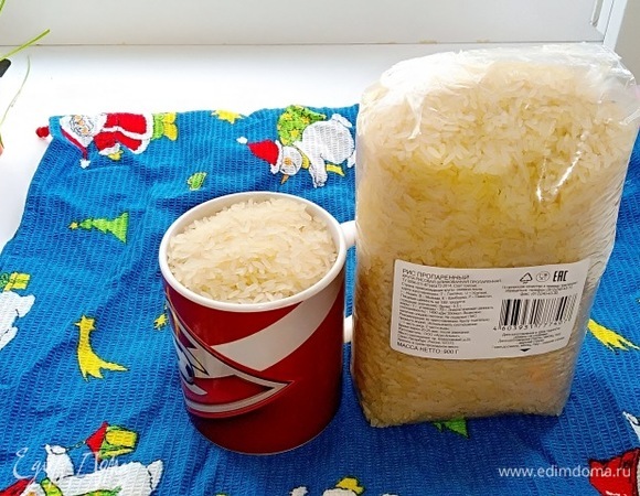 Затем начинаю делать заготовки. Люблю сразу все нарезать/нашинковать, чтобы потом в процессе уже ни на что не отвлекаться. Первым делом рис: насыпаем самый обычный пропаренный рис в самую обычную кружку. Много не надо, он разваривается хорошо.