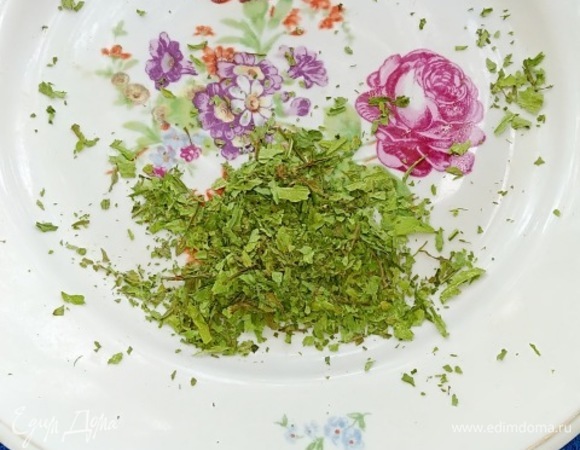 Приправы: тут по вкусу каждого, фантазия безгранична, канона нет. Я добавляю перец горошком, молотый красный и черный перец, хмели-сунели и любисток. Любисток нужно растереть, чтобы он стал трухой. Если его целыми листиками кидать, вкус странный становнится, портит он блюдо резкостью именно постороннего привкуса какого-то, а вот если его размолоть (ну просто в руке растереть), то остается лишь тонкий аромат, и никакого лишнего привкуса.