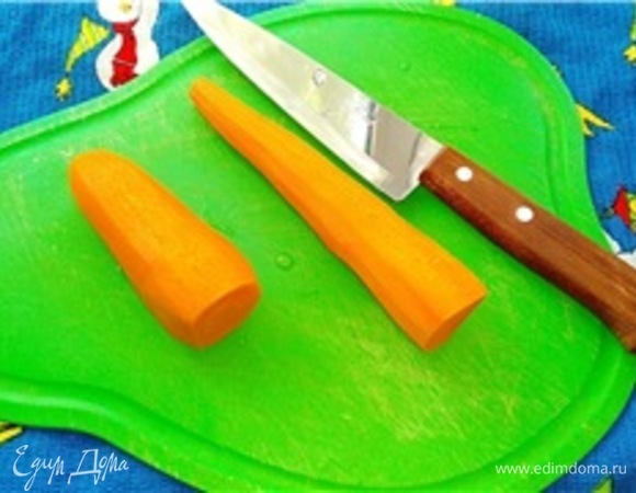 Кто любит лук, смело его нарезайте кольцами и вместе с морковкой используйте. Также вместе с морковкой я люблю еще и красный сладкий болгарский перец добавить, но сегодня забыл его купить, а идти второй раз в магазин лень было. Нарезаем морковку, ну и я помидорчики еще люблю.