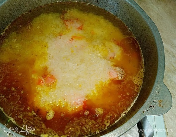 Заливаем его обязательно кипятком (вот тут нам и пригодился чайник). Заливаем примерно на 1,5 сантиметра. Если переборщить с водой, то будет в итоге вязкая каша.