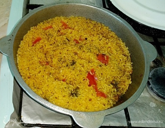 И теперь ставим на маленький огонь. Пусть преет. Я люблю чутка недоваренный рис. Проверяем на готовность. Я открываю крышку и с самого не кипящего края сверху беру чуть риса на пробу, вниз не надо лезть ложкой, именно сверху берем на пробу, и тем более пока что не надо ничего перемешивать. Рис должен быть слегка недоварен, даже для тех, кто любит полностью вареный клейстер. Он потом, когда перемешается, все равно дойдет до готовности. В моем случае я выключаю огонь, когда рис еще полусырой, затем перемешиваю, после этого включаю огонь на максимум на 60–80 секунд. Выключаю и жду минут 5. Все! Рисовая каша готова!