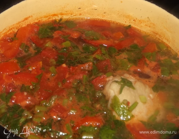 Куриное мясо (окорочок без кожи) залить водой. Отварить в течение 30 минут. Нарезать помидоры, болгарский перец, петрушку. Добавить к мясу. Варить 10 минут.