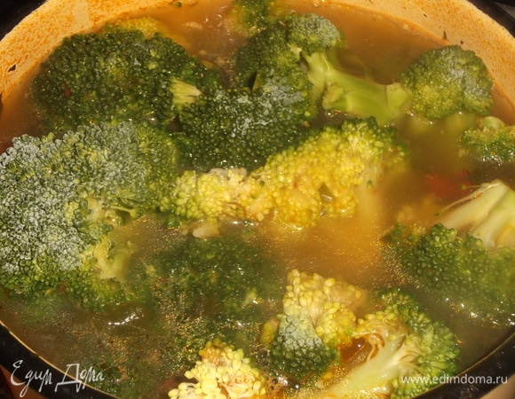 Добавить соцветия брокколи, соль по вкусу. Проварить суп еще в течение 10 минут.