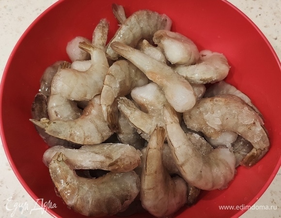 Чистим тигровые креветки.