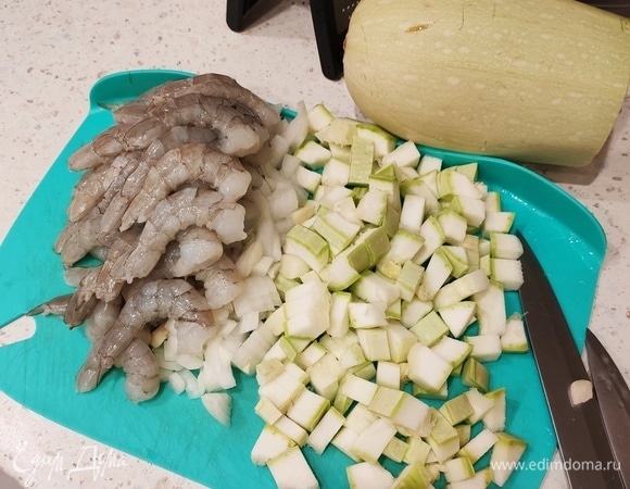 Креветки очистили, нарезали лук с чесноком и кабачок.