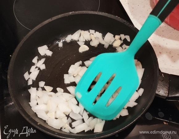 Обжариваем лук с чесноком 3 минуты.
