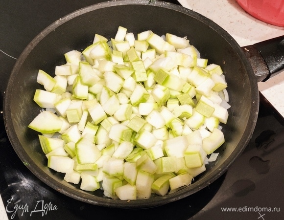 Добавляем кабачок и жарим еще 4 минуты.