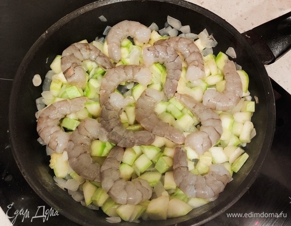 Далее выкладываем сверху наши креветки, перемешиваем и выключаем плиту.