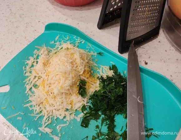 Подготавливаем сыр, цедру и зелень для нашей смеси с яйцами.