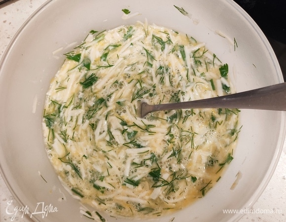 Перемешиваем, перчим и солим.