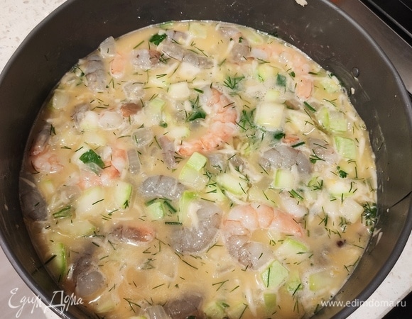 Выливаем все в форму и ставим на 30–35 минут в духовку на 160°C.