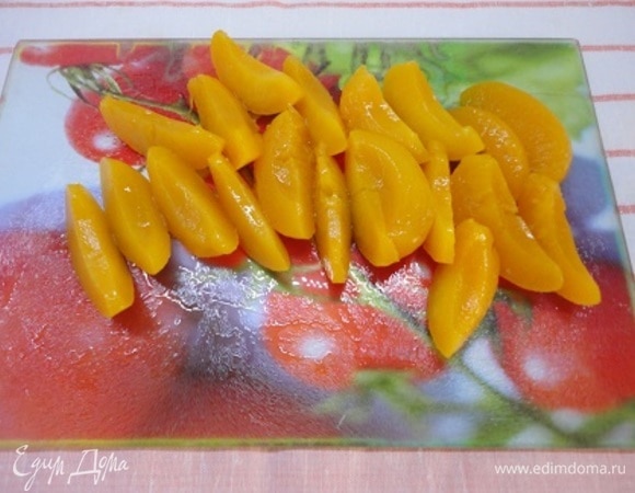 Начните с приготовления штрейзеля: смешайте муку, сахар и мягкое сливочное масло и перетрите руками до состояния крошки. Уберите штрейзель в холодильник. С персиков слить сироп и нарезать их небольшими дольками. Включить духовку на разогрев до 180°C.