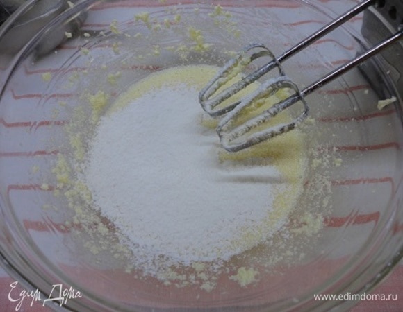 Для теста мягкое сливочное масло с сахаром, ванильным сахаром и солью взбивать миксером 2–3 минуты. Вводить яйца по одному, продолжая взбивать по 30 секунд. Муку смешать с разрыхлителем и просеять в яично-масляную смесь, взбить на высокой скорости 10–15 секунд.