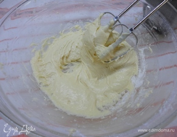 Форму (21–23 см) смазать маслом, а дно выстлать пекарской бумагой. Тесто выложить и разровнять.