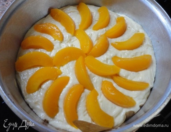Выложить дольки персика на тесто внахлест или в контакт.
