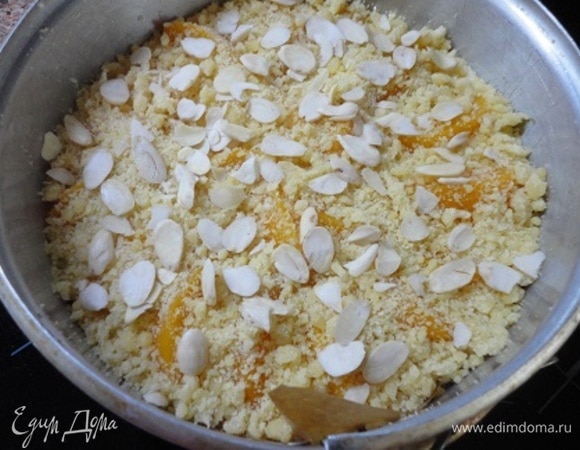 Сверху высыпать штрейзель и выложить миндальные лепестки.